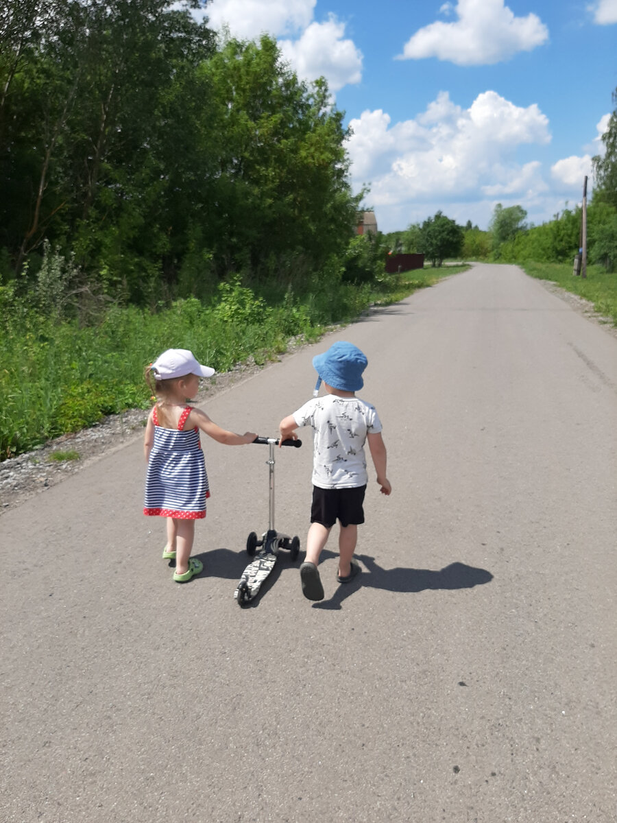 Анюта устала ехать на самокате, а друг пришёл на помощь😊