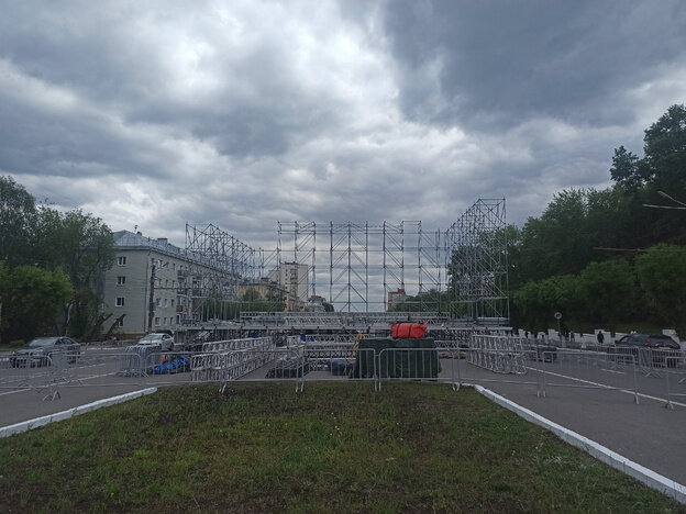    На Октябрьском проспекте устанавливают сцену для празднования юбилея Кирова