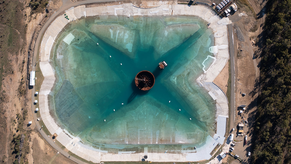 Вид сверху на готовое озеро.