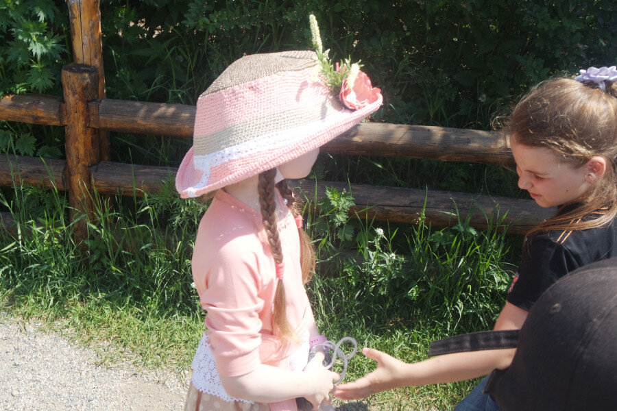 вот конкретно эта дама в шляпе