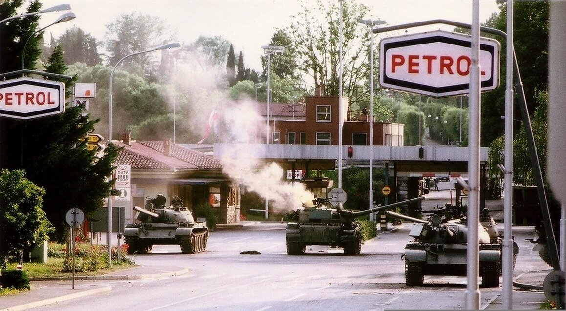 Югославские танки Т-55 (один из них подбит) в Словении