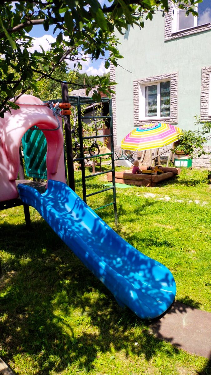 Сделали детям уголок для игр.