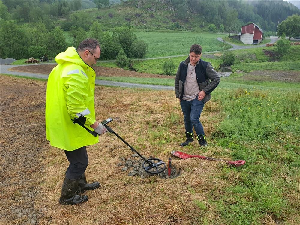 Археологи вместе с  Эйвиндом Твейтане Ловрай исследуют место где был найден меч