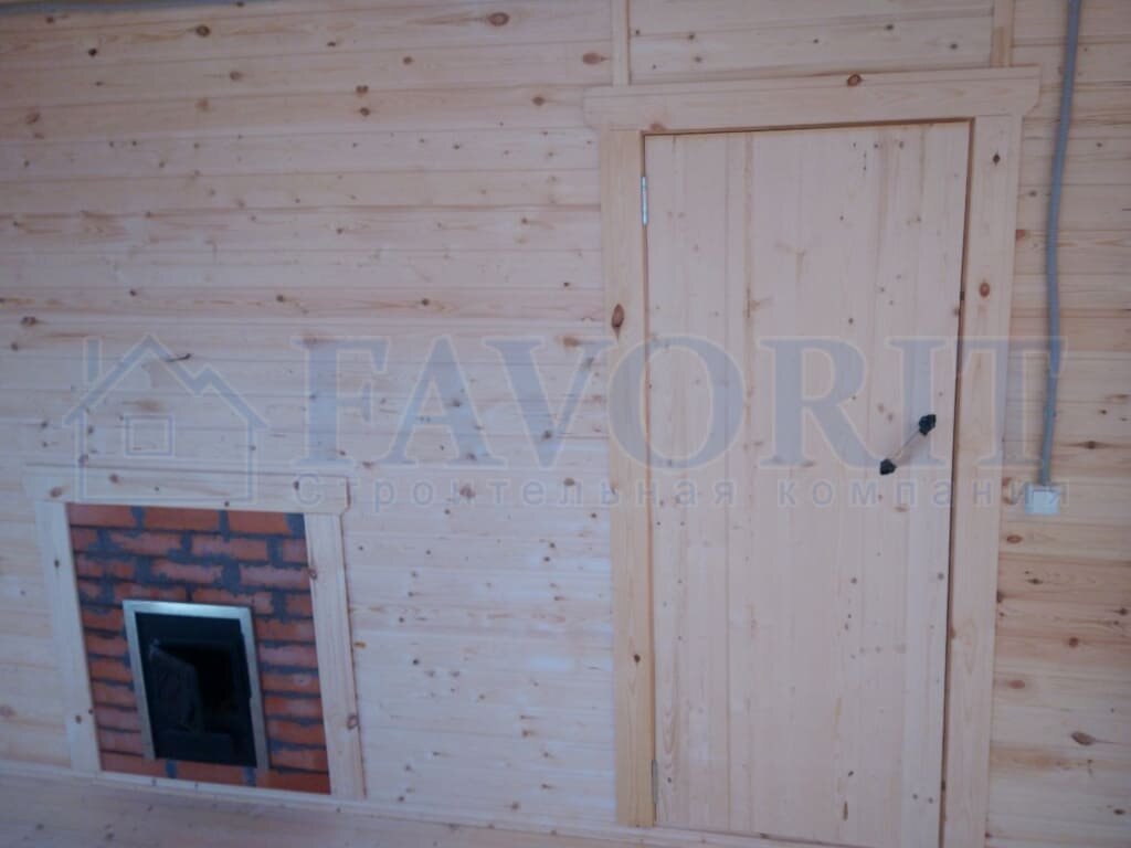 Деревянная дверь установлена в каркасную баню 6х6 с внутренней террасой 2х3 в деревне Петровка
