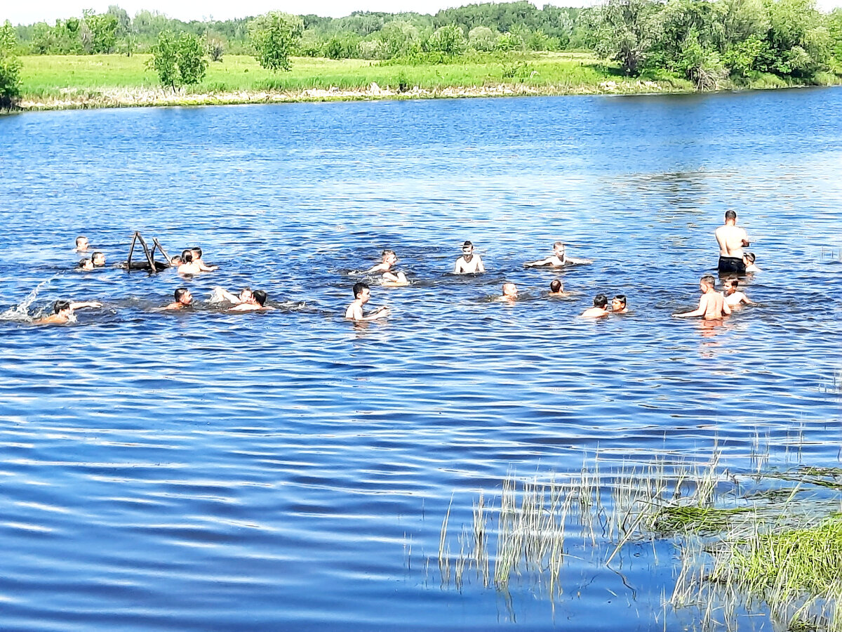 Ещё больше было ребятни на берегу 