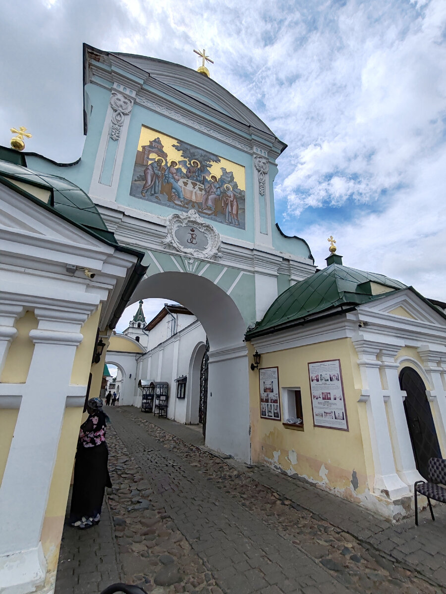 центральный вход в обитель 