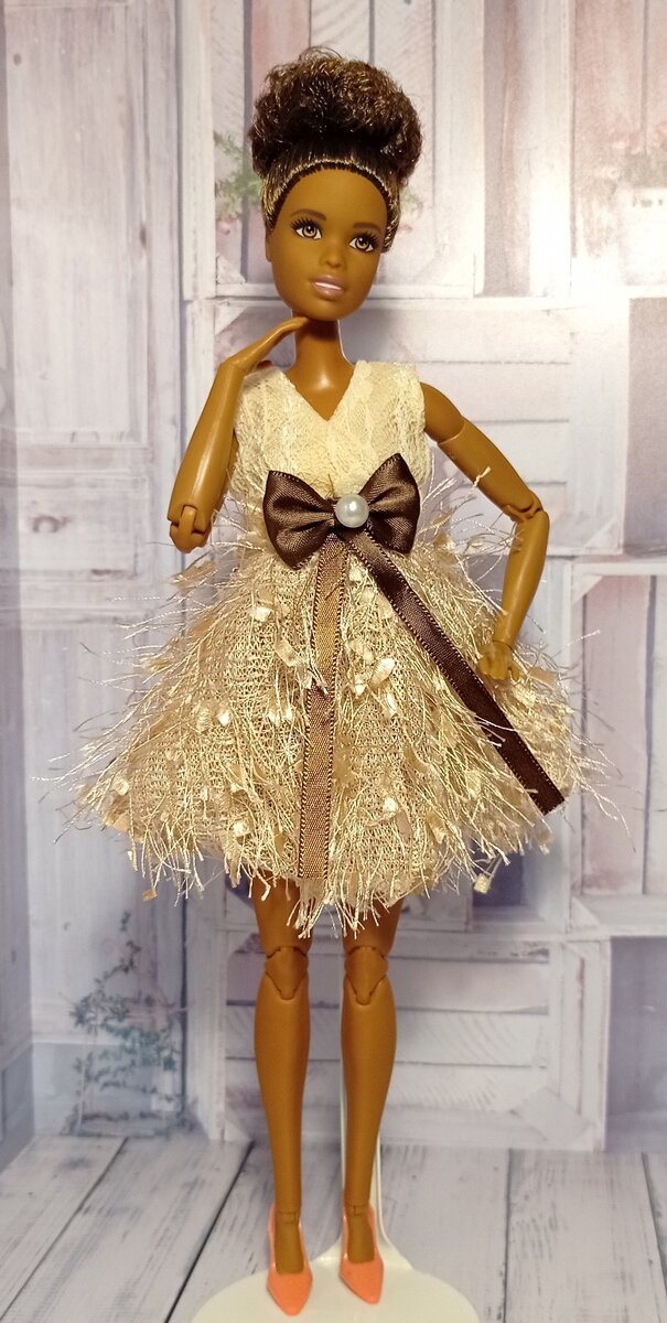 О женихах мечтает.