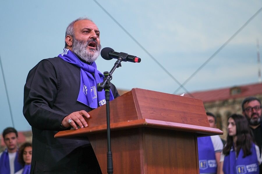    Лидер армянского оппозиционного движения «Тавуш во имя родины» архиепископ Баграт Галстанян во время акции протеста в Ереване © Александр Патрин/ТАСС