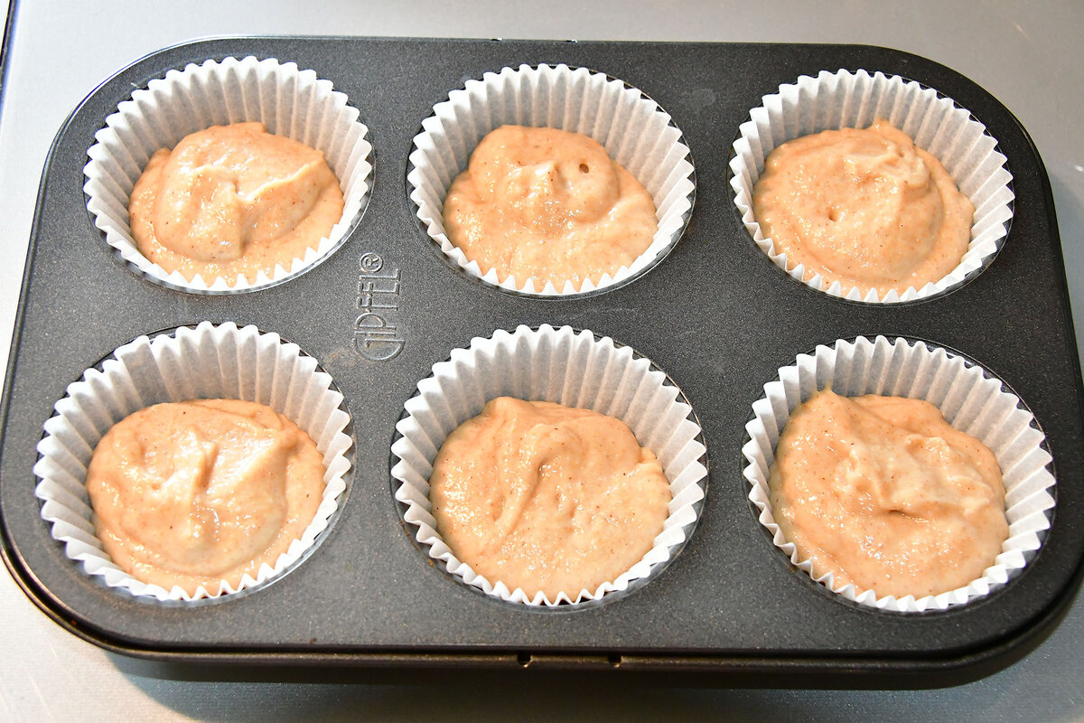 Выкладываем тесто в формы