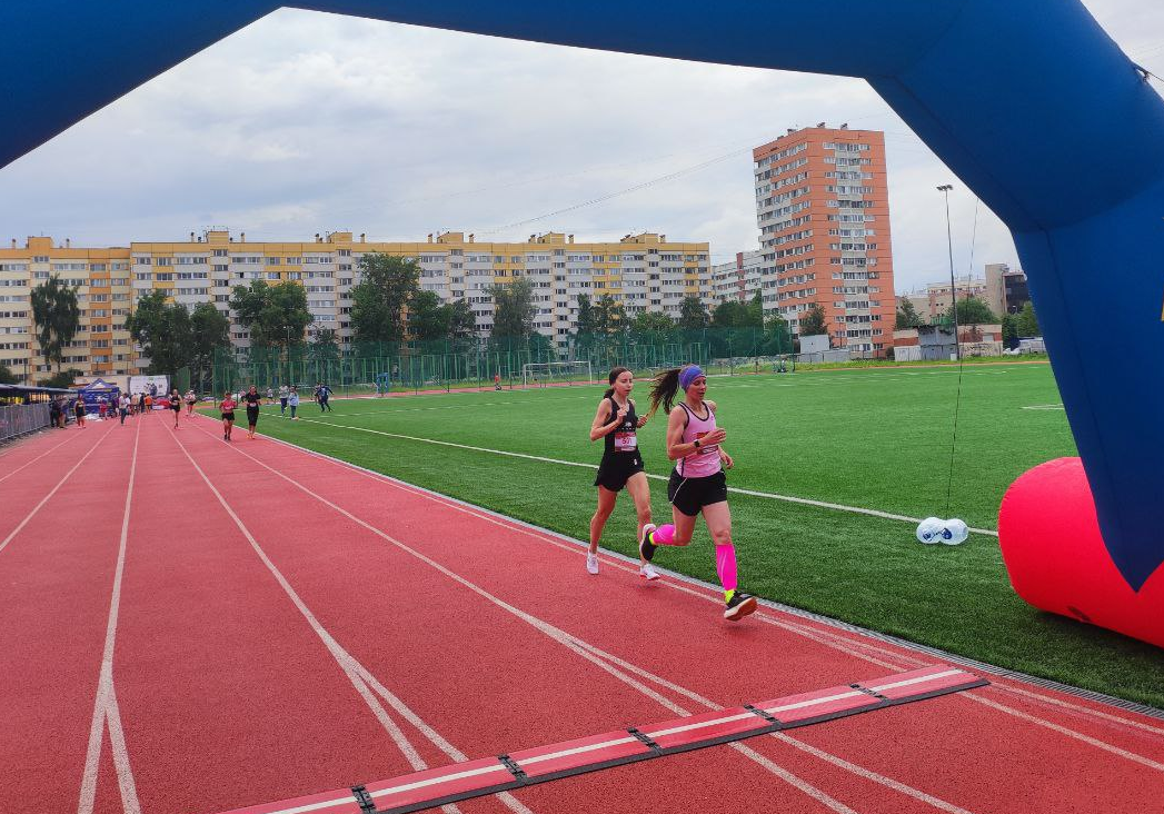 Бег лидеров на дистанции 3000 метров: Евграфова Екатерина (501) и Анна  Щербакова (504)