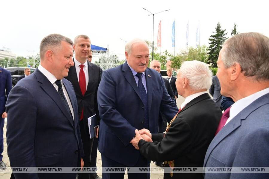     Президент Беларуси провел встречу с губернатором Иркутской области