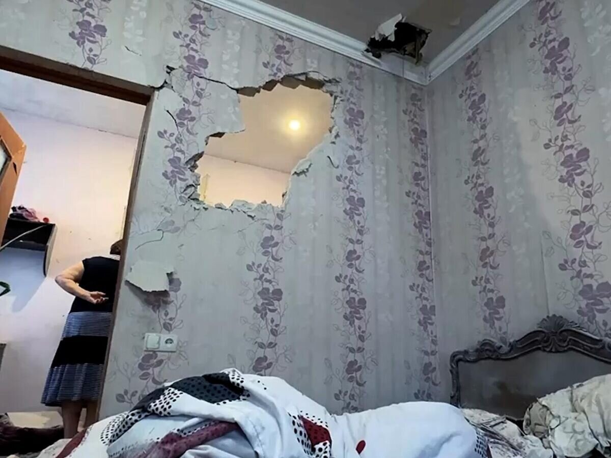    Последствия обстрела частного жилого дома в Донецке© РИА Новости