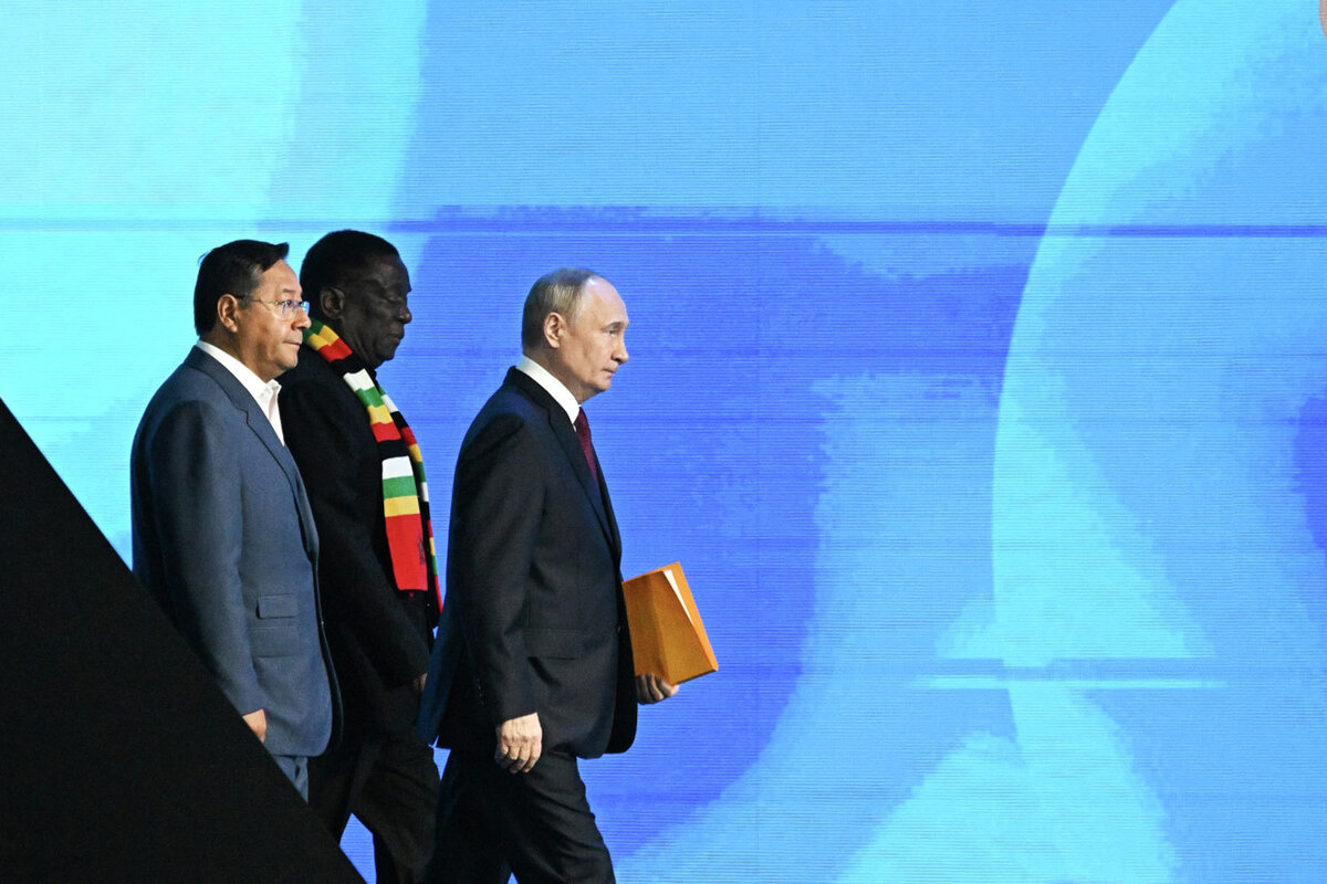 Президент Боливии Луис Альберто Арсе Катакор, президент Зимбабве Эммерсон Мнангагва и президент РФ Владимир Путин (слева направо) на Петербургском международном экономическом форуме