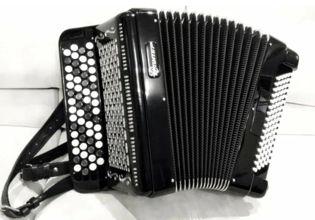 Четырёхрядный баян фирмы «Юпитер». Фото взято из сети Интернет. 