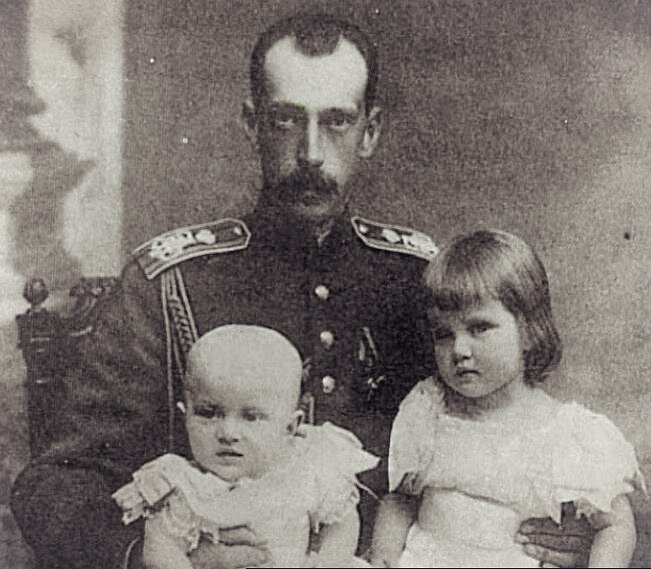 Великая княжна Мария Павловна с отцом великим князем Павлом Александровичем и младшим братом великим князем Дмитрием Павловичем.