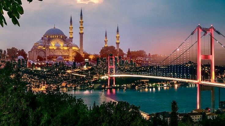 По вечерам есть лёгкая прохлада, можно прогуляться по набережной, оценить лучше морепродукты, покупать лучшие блюда в ресторанах и кафе. Город на фото - Стамбул