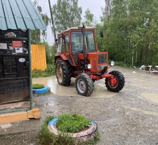 Фото читателя "РБМК-1000". Трактор с передним ведущим мостом, вовремя ливня! Красивое фото, спасибо автору этого фото!