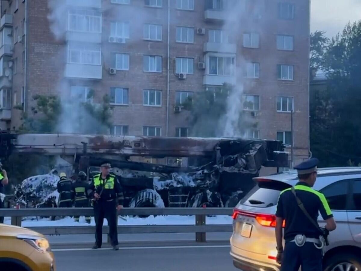    Сгоревший подъемный кран на Третьем транспортом кольце в Москве© РИА Новости