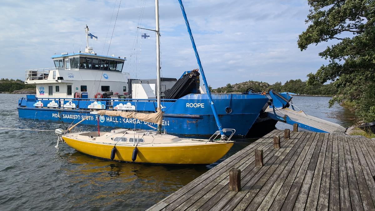 Мусорная баржа