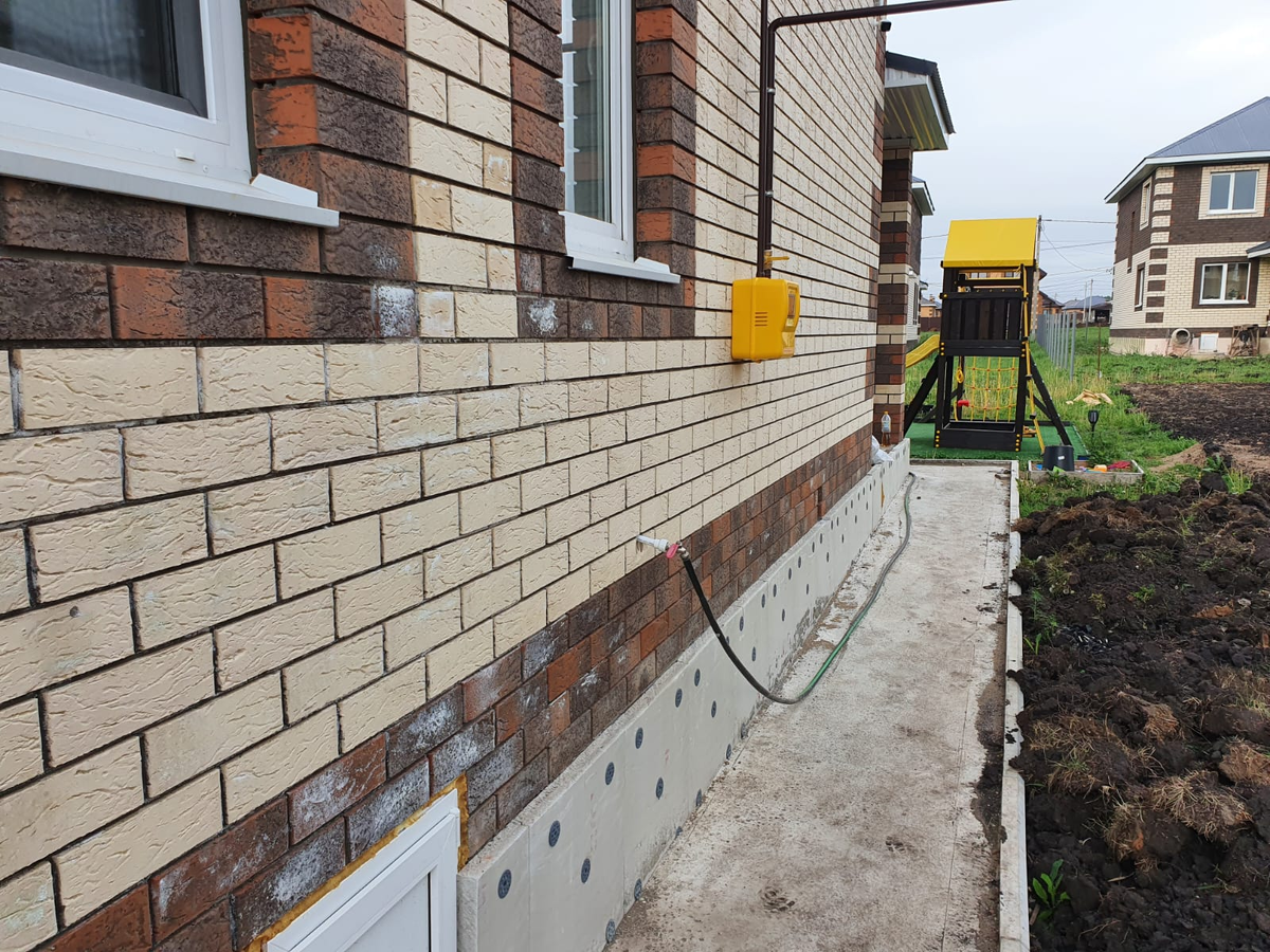 Вот с краю видно, что вместо клумбы - просто глыбы целины, снятой в другой части участка