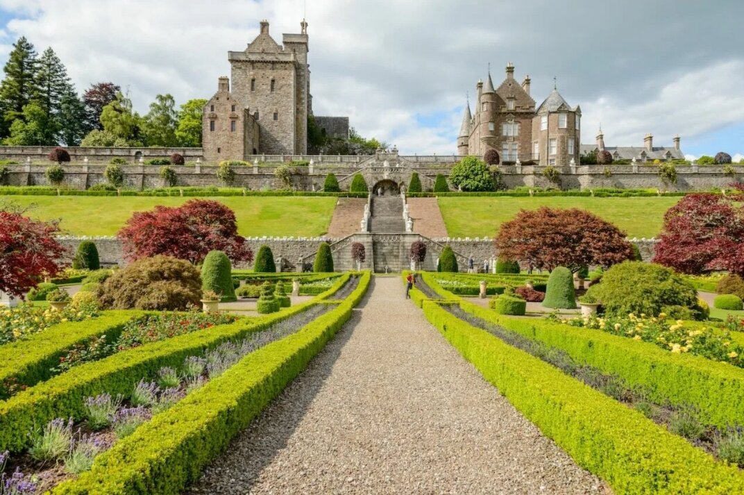 Замок известен своими роскошными садами.