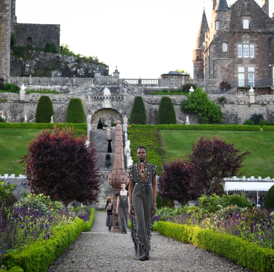 Насколько дизайнер продумал не только что она покажет, но и то, где она это покадет 