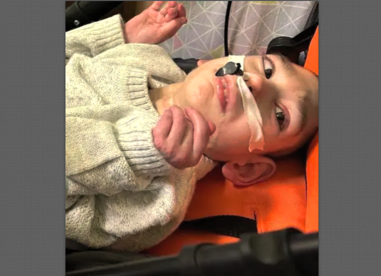 У Кристины нет братьев и сестёр, она совсем одна.