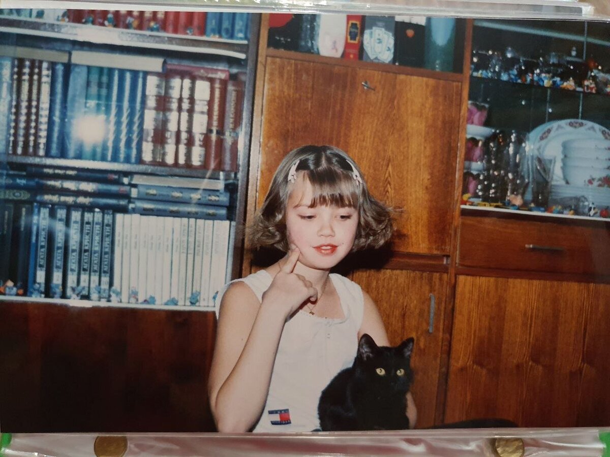 нашла свое детское фото, таких шкафов было два в зале и в моей комнате один