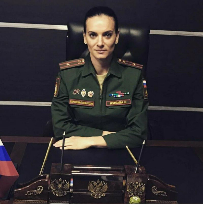 От своих военных званий Исинбаева публично отказалась. А когда-то медали носила с удовольствием. 