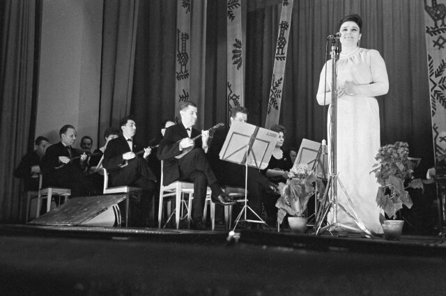    Советская певица, исполнительница русских народных песен Людмила Зыкина во время выступления. Фото:  РИА Новости/ Владимир Минкевич