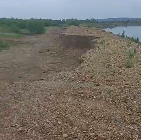 Неизвестные воруют гравий с защитной дамбы на реке Ия в Тулуне. Об этом стало известно после того, как телеграм-канал «Гиперболоид…» опубликовал видео от неравнодушного жителя города.