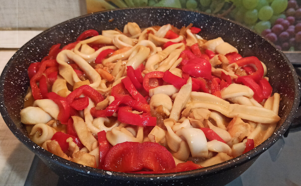 кальмары и креветки с овощами в соевом соусе по Дальневосточному