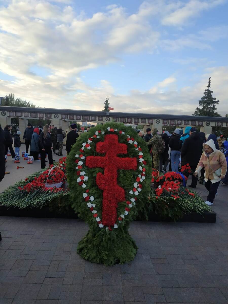 Парк Победы Казань, Вечный огонь и Мемориал Погибшим Воинам в Великой Отечественной войне. Акция "Свеча памяти". Фотографии в траурных рамках, цветы, венки и свечи Погибшим и Пропавшим без вести Воинам именного Татарстанского батальона Алга на войне на Украине. 