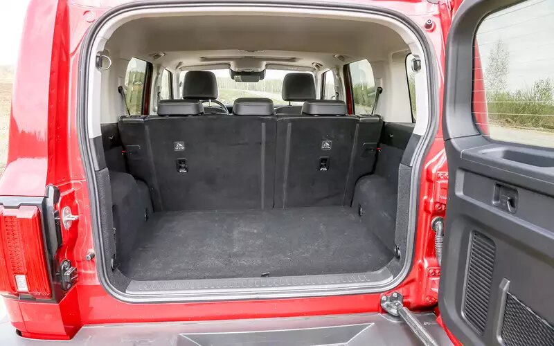    Багажник Танка компактнее, однако пространство организовано эффективнее. Есть такелажные петли, розетка на 220 В и карманы на обивке двери. Шторки или полки нет.