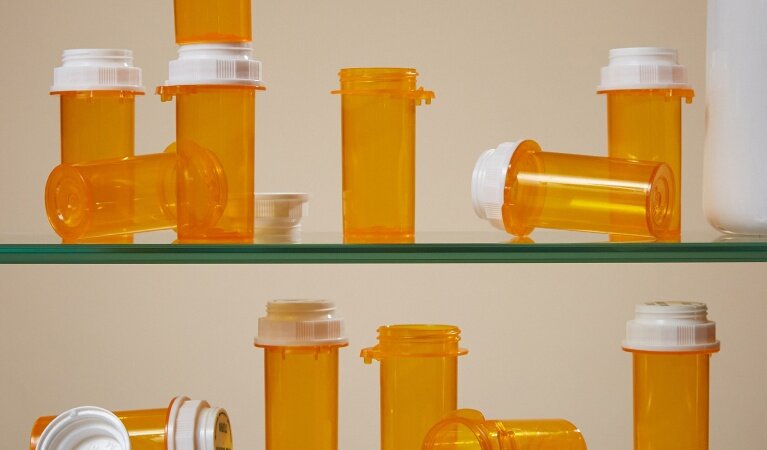 Мы много раз видели в кино, что в некоторых странах лекарства по рецепту или лекарства, для которых предусмотрено страховое возмещение, продают в одинаковых желтых баночках и эти баночки универсальны