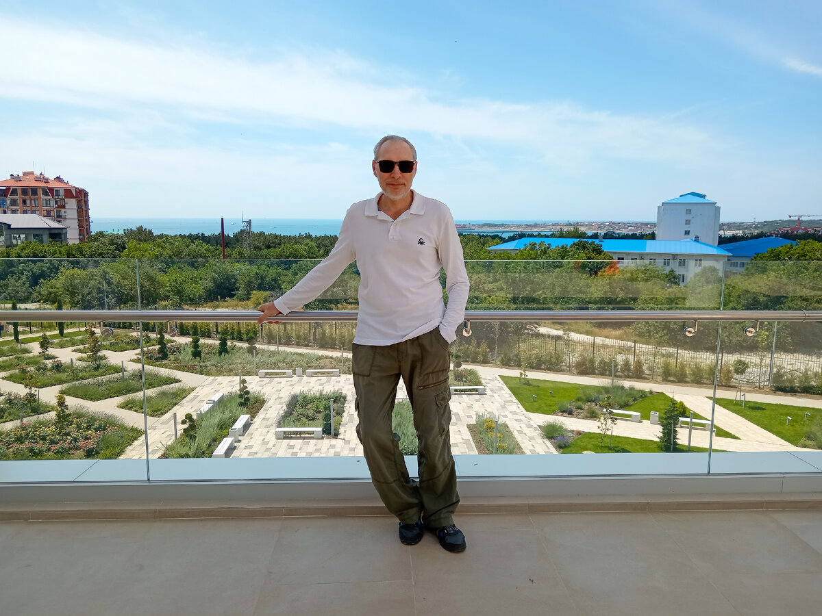 Автор рассказа и канала, Михаил Лекс. Вид с балкона «Геленджик Арена» 