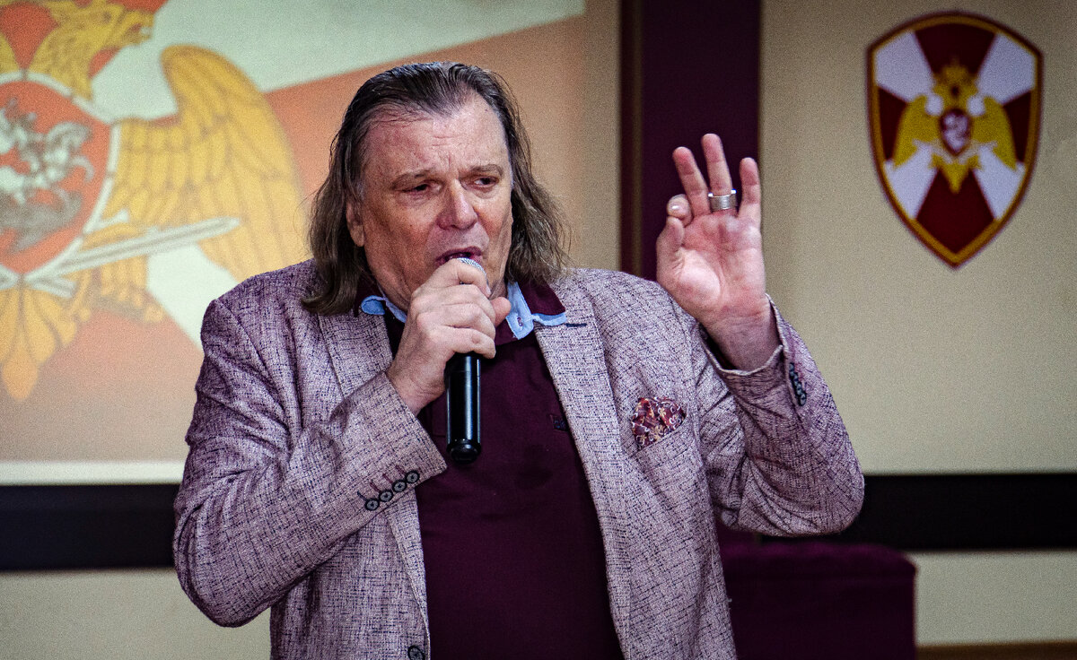 Песни исполняет Юрий ВАСИЛЬЕВ. Фото. Александра Беланова.