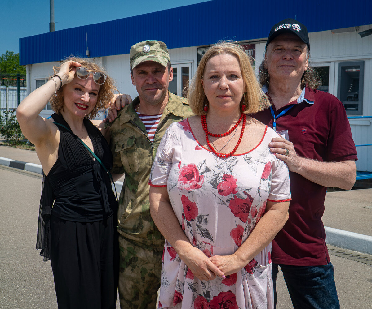 Актёры Театра сатиры Арина Кирсанова, Татьяна Титова и Юрий Васильев с одним из командиров военной части Росгвардии, занятой охраной Крымского моста. Фото. Александра Беланова.