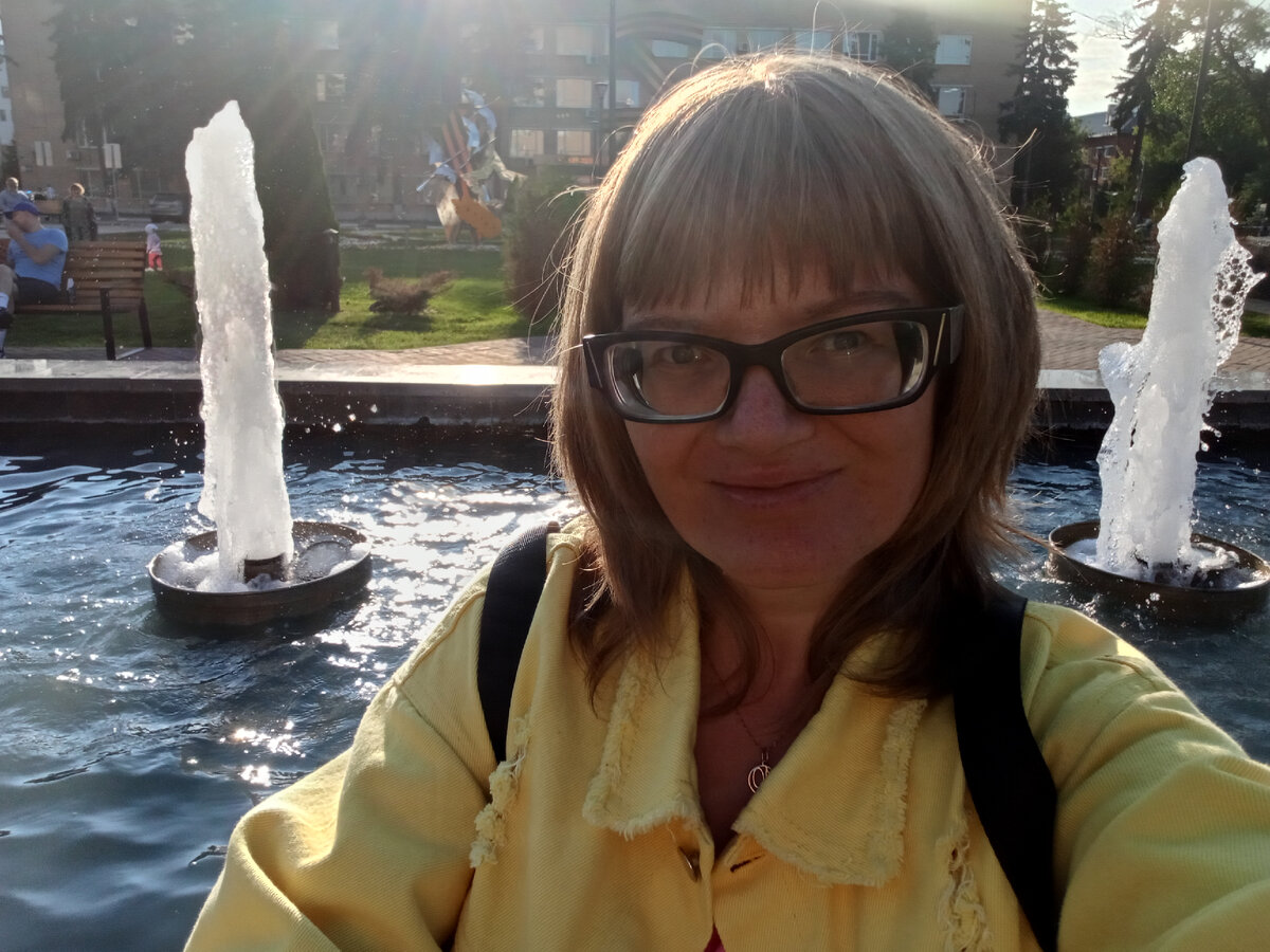 Наша вечерняя прогулка с Марком. Пока он спал, я устроила себе фотосессию. 