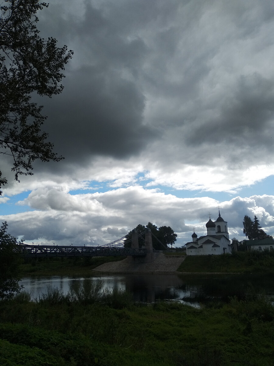 Храм Николая Чудотворца, построенный в 1542 году. Алтарь которого повернут на север, по одной из версий, чтобы показать подчинение Острова Пскову.