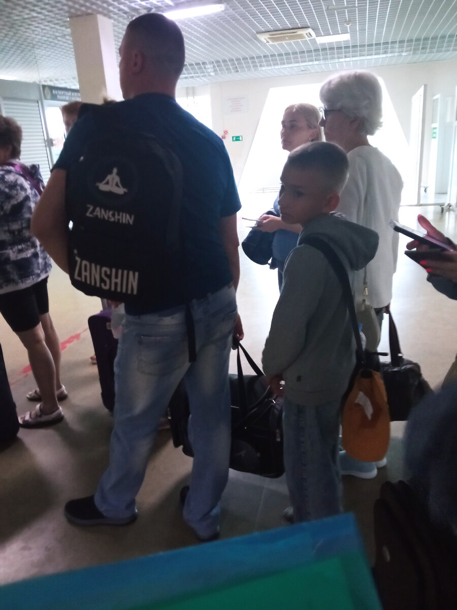 Вначале работала одна кабина, но потом открыли ещё 2.