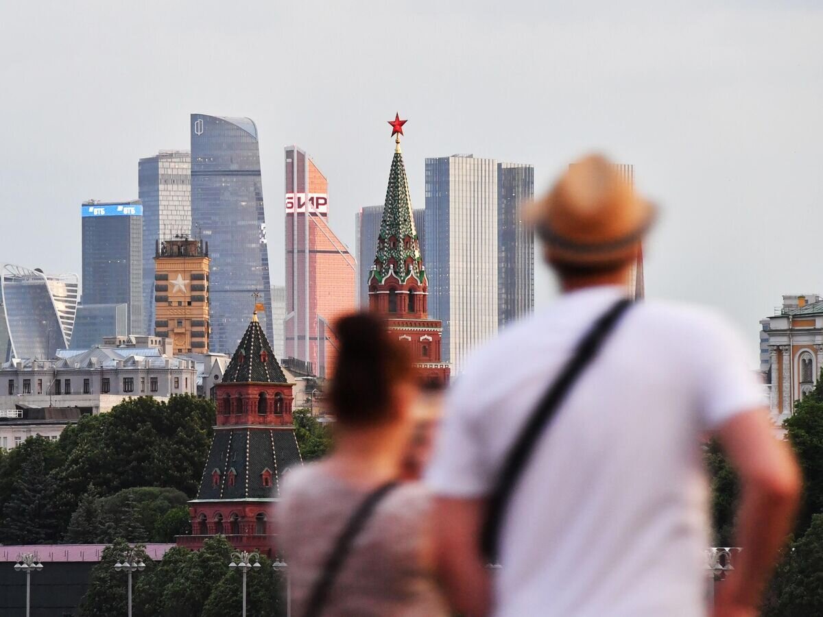    Московский Кремль и небоскребы делового центра "Москва-сити"© РИА Новости / Наталья Селиверстова