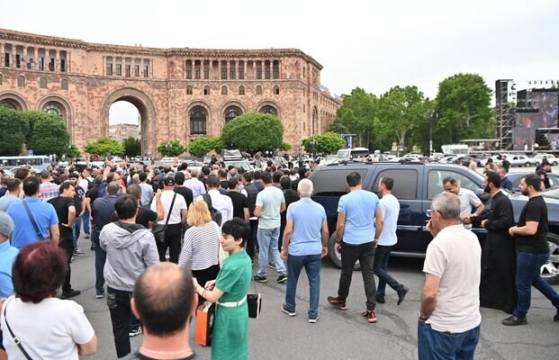 Участники акции протеста на площади Республики в центре Еревана. Они требуют отставки Пашиняна, прекращения процесса делимитации границы и передачи Азербайджану приграничных территорий.