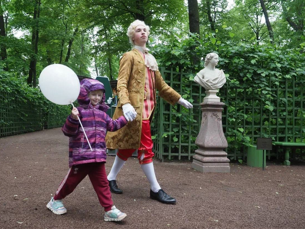 Фото праздника со страницы в вк Летнего сада. У автора денег на билет не хватило.