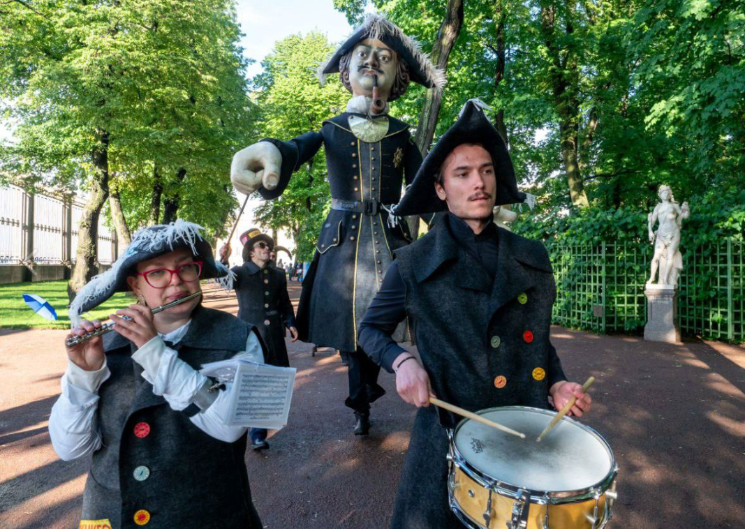 Фото праздника со страницы в вк Летнего сада. У автора денег на билет не хватило.
