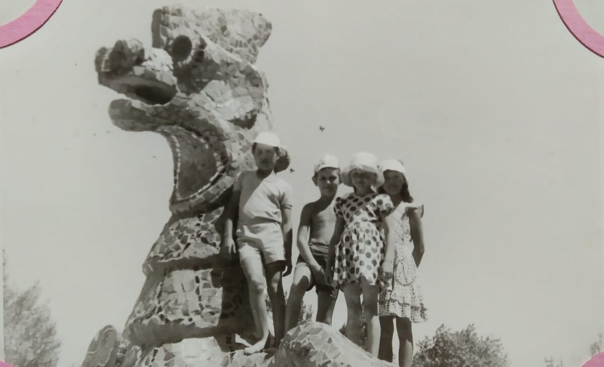 А вот и фигуры, которых видимо уже здесь нет