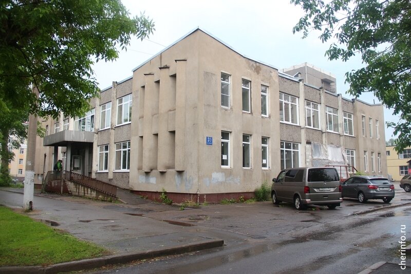    Для пенсионеров ремонтируют бывшую библиотеку на проспекте Строителей, 30. Работы в двухэтажном здании идут с 2023 года.