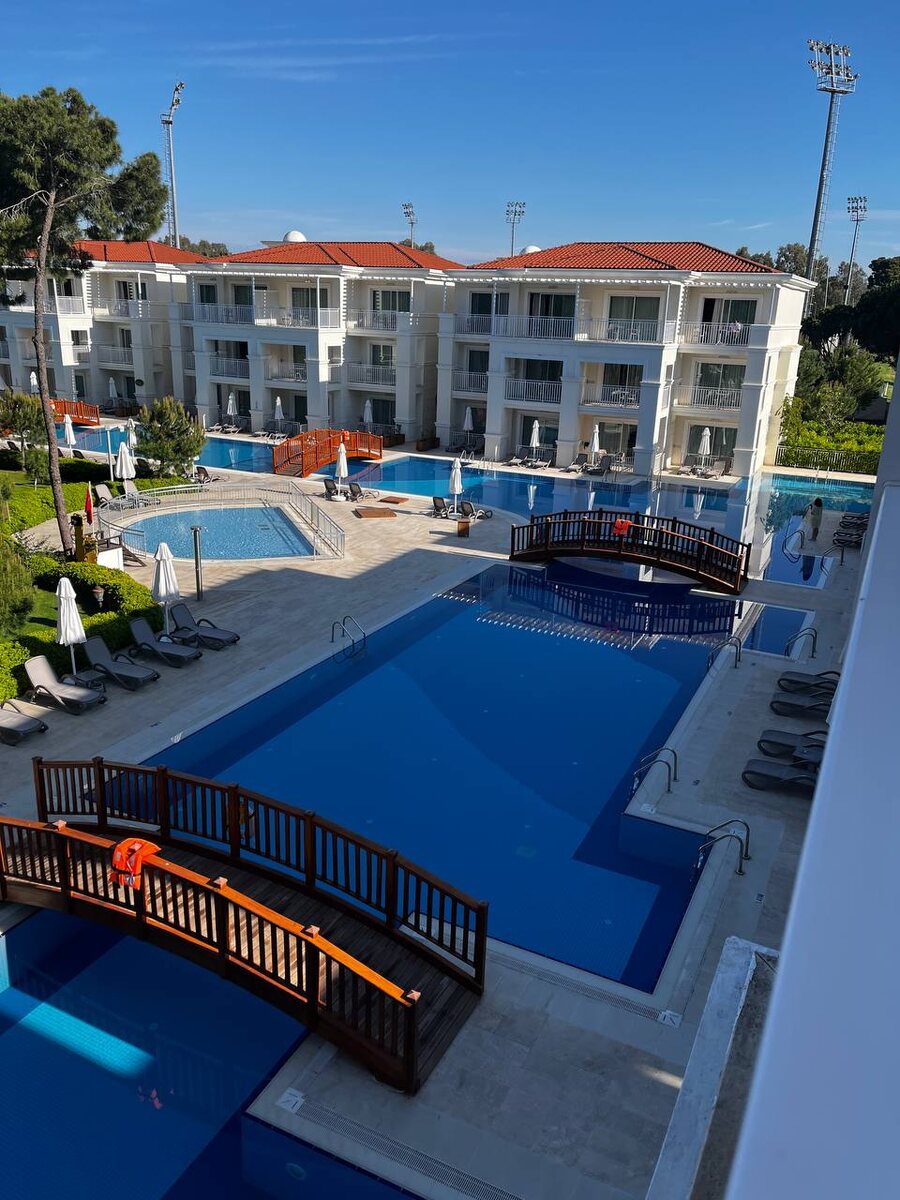 Красивые корпуса отеля, элегантный холл, ухоженная территория