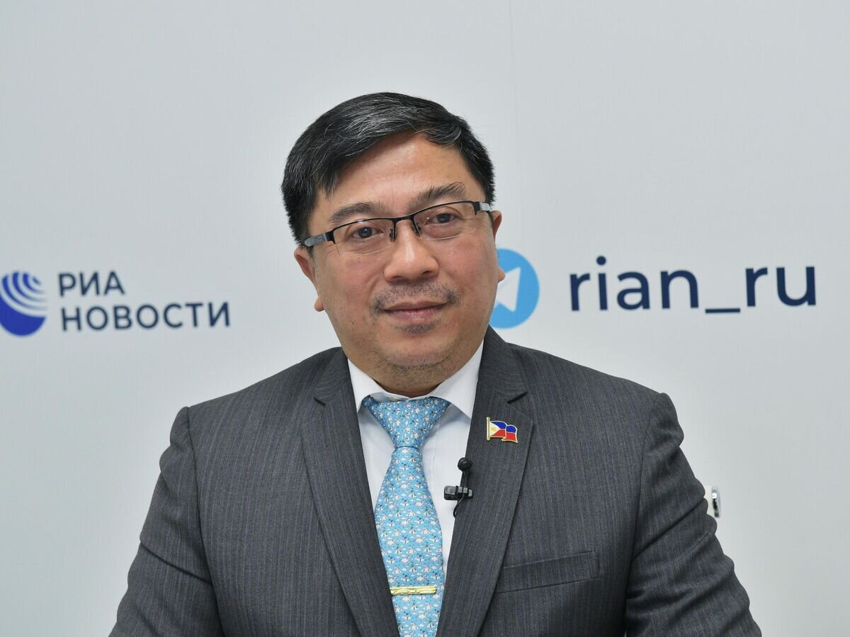    Посол Филиппин в России Игорь Байлен на стенде РИА Новости, представленном на ПМЭФ - 2022© РИА Новости / Александр Гальперин