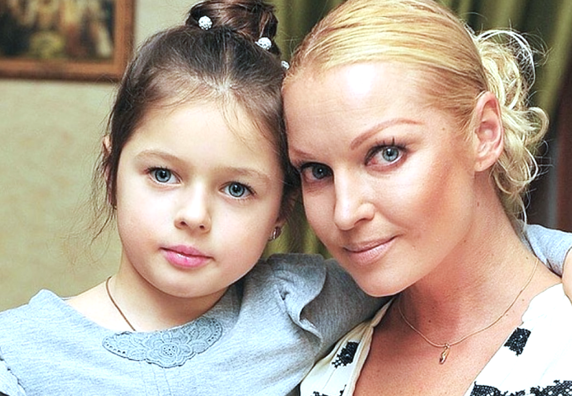 на фото Анастасия Волочкова с дочкой Ариадной